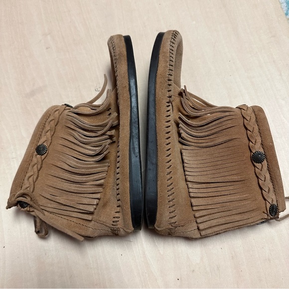 Minnetonka Tan Fringe Moccasin - Picture 10 of 12